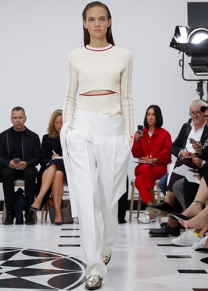 عرض ازياء فيكتوريا بيكهام لربيع وصيف 2019