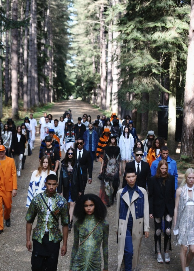 عرض ازياء Burberry لربيع وصيف 2021 من اسبوع الموضة في لندن