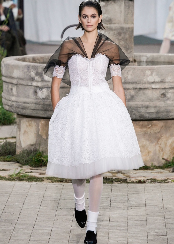 الأسود والأبيض.. عنوان مجموعة Chanel  من الألبسة الفاخرة لربيع وصيف 2020