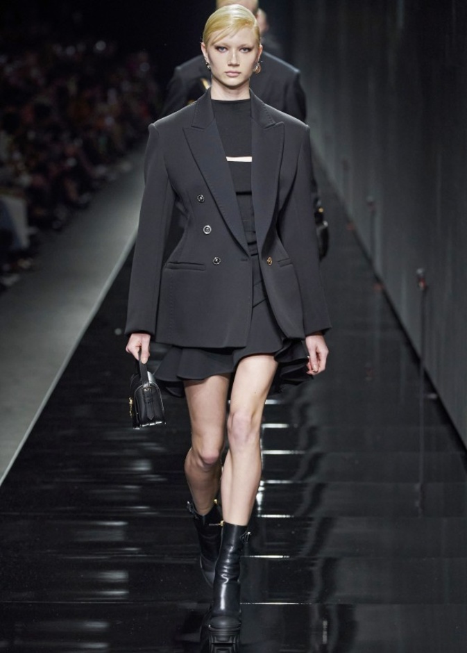 مجموعة فيرساتشي VERSACE لخريف وشتاء 2020-2021