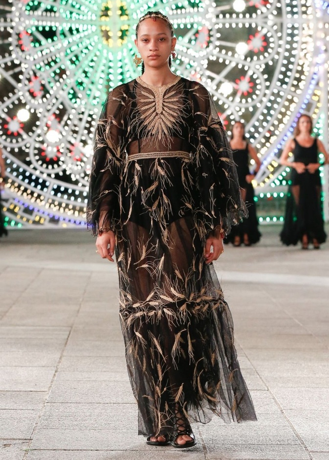 عرض ازياء مجموعة ديور Dior كروز ربيع 2021 يحيي الابداع والمهارات الحرفية