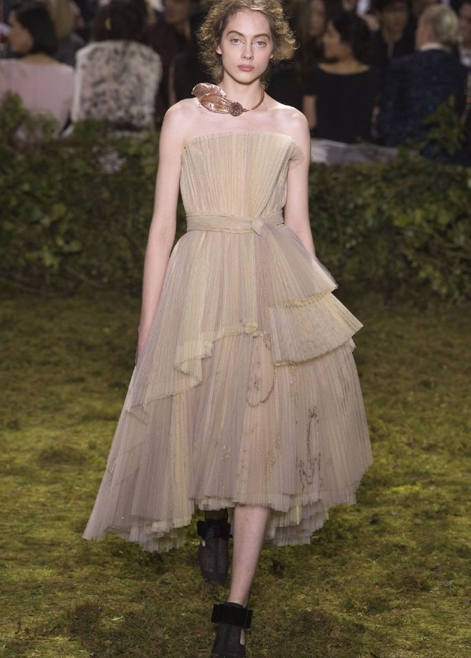 مجموعة الأزياء الفاخرة لدار ديور لموسم ربيع 2017