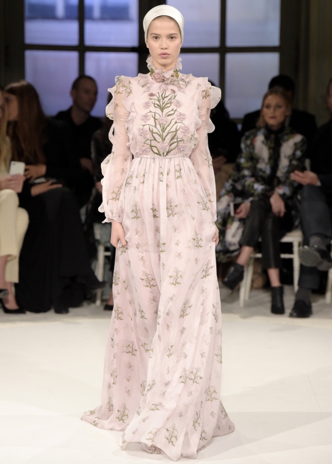 عرض ملكي لمجموعة جيامباتيستا فالي لربيع وصيف 2017