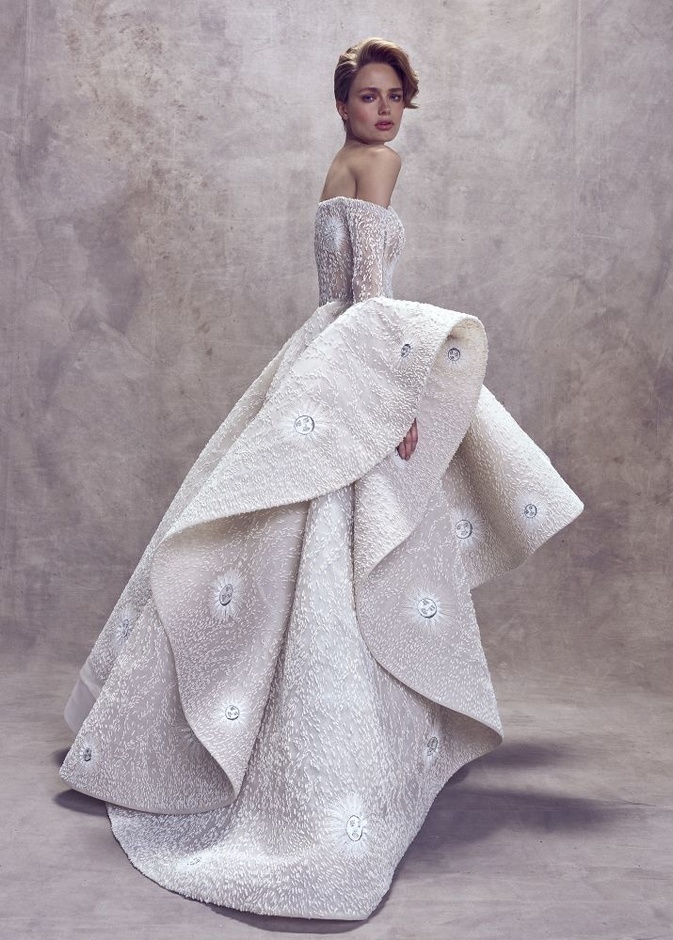 مجموعة أزياء المصمم السعودي محمد آشي خلال أسبوع الموضة في باريس !