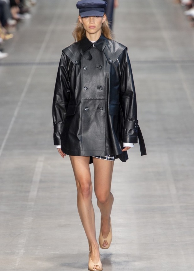 الأنوثة المفعمة بالرومانسية المعاصرة مع مجموعة Sportmax لربيع وصيف 2020