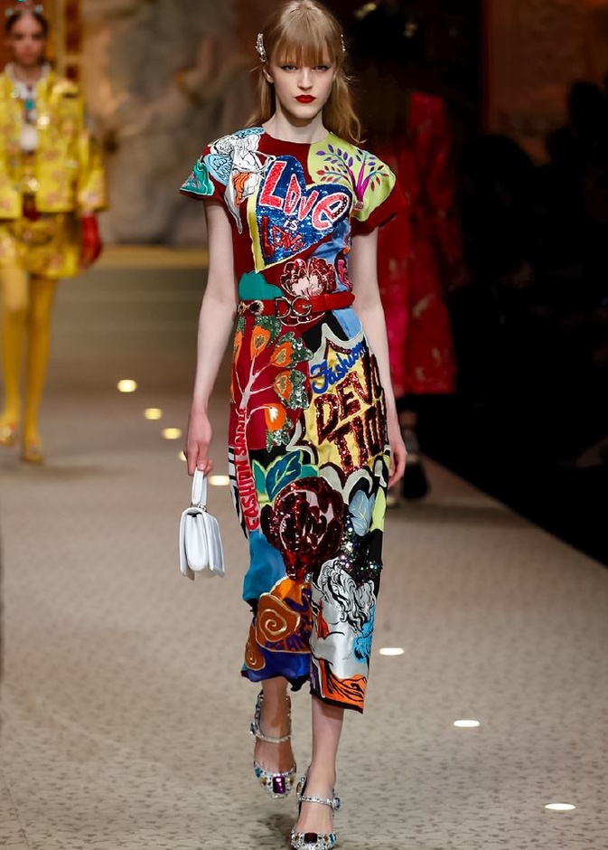 دولتشي اند غابانا تحيي موضة المرأة الفاخرة في ميلانو