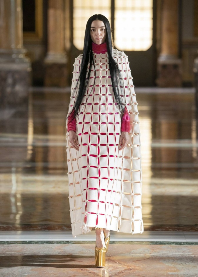 عرض مجموعة فالنتينو valentino للهوت كوتور لربيع وصيف 2021 ضمن أسبوع الموضة في باريس