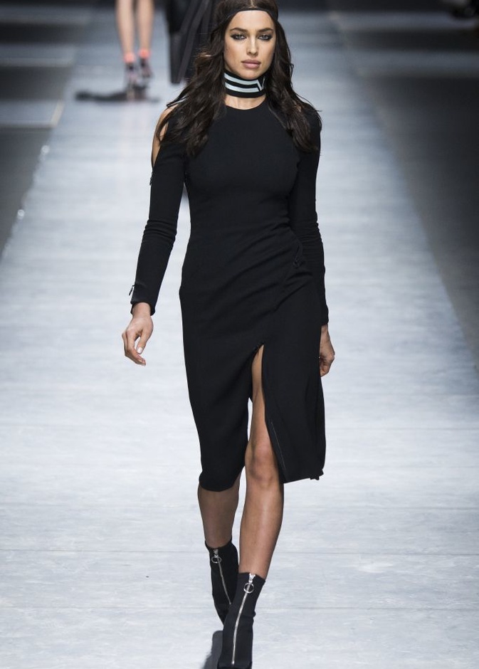 عرض دار ازياء فيرساتشي لخريف وشتاء 2016-2017