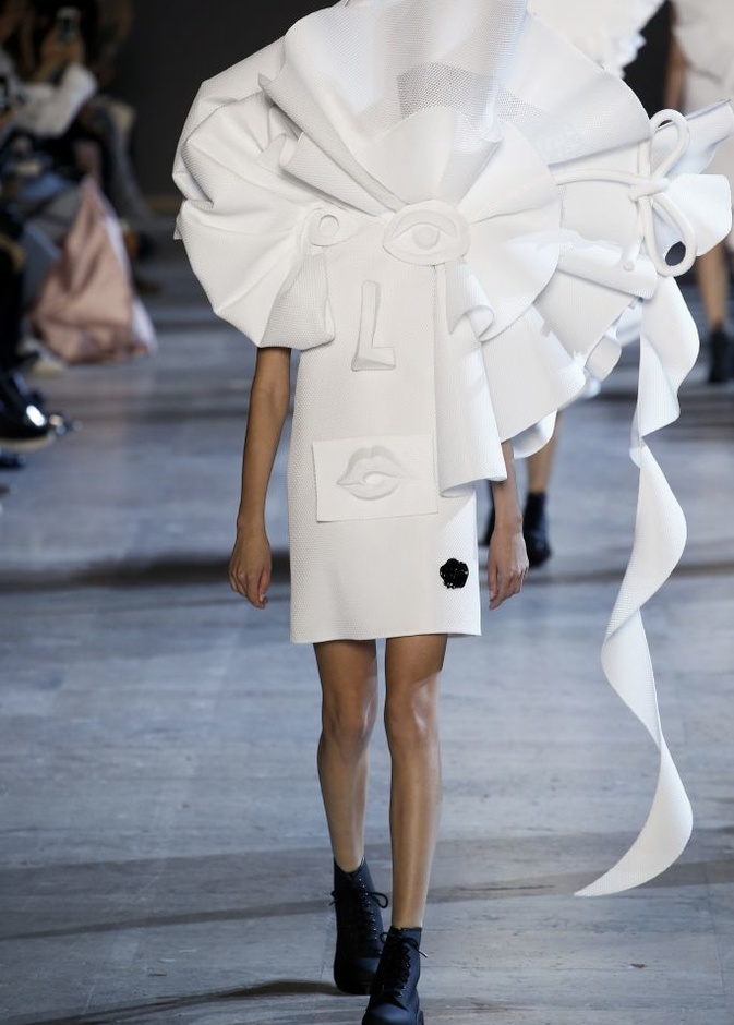 أزياء "فيكتور أند رولف" الفاخرة والمسرحية لربيع 2016