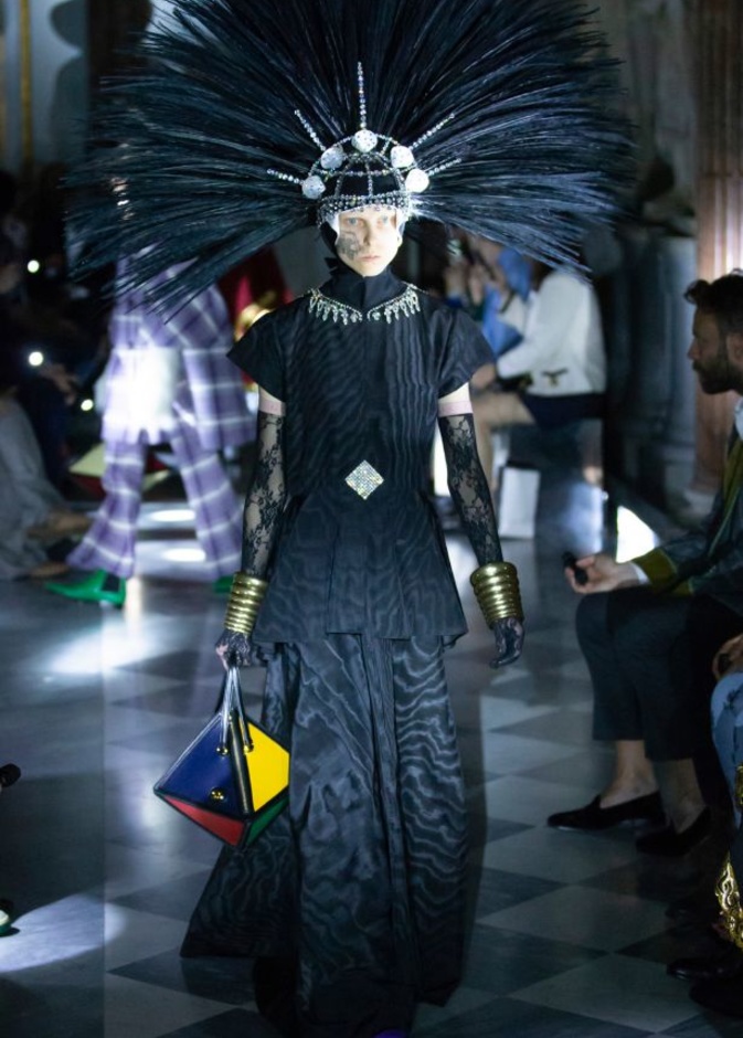 مجموعة غوتشي كروز 2020 تنير متحف روما بقصات وألوان عصرية ومميّزة