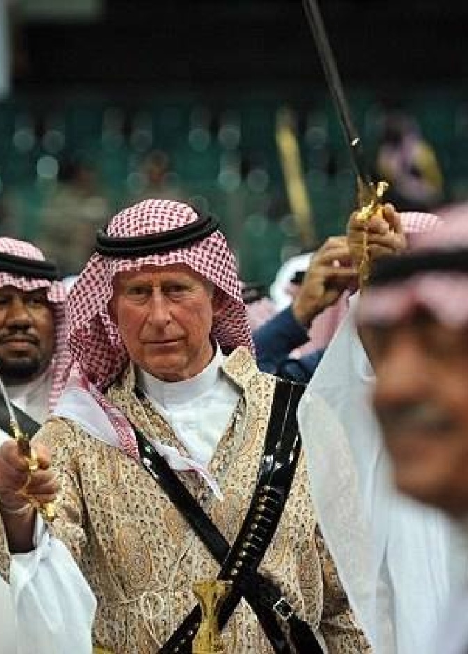 الأمير تشارلز يهز سيفه ويرقص رقصة العَرضه الشهيرة في السعودية