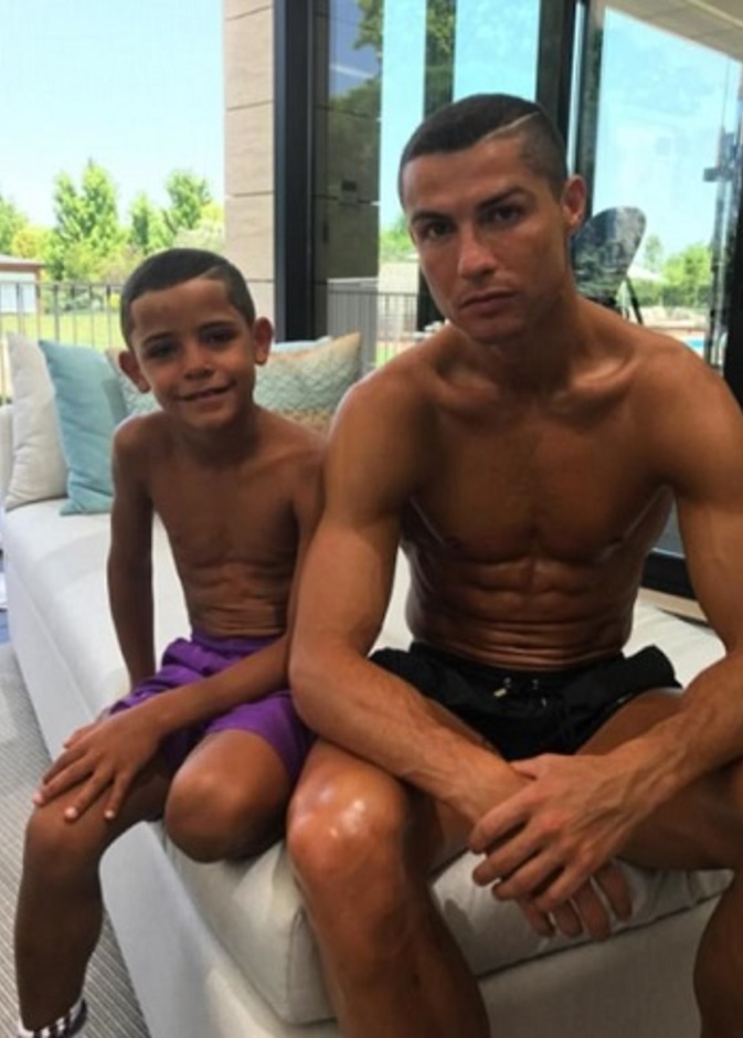رونالدو الأب ورونالدو الابن يحضنان التوأم " إيفا وماتيو " في صورة جديدة.. شاهد