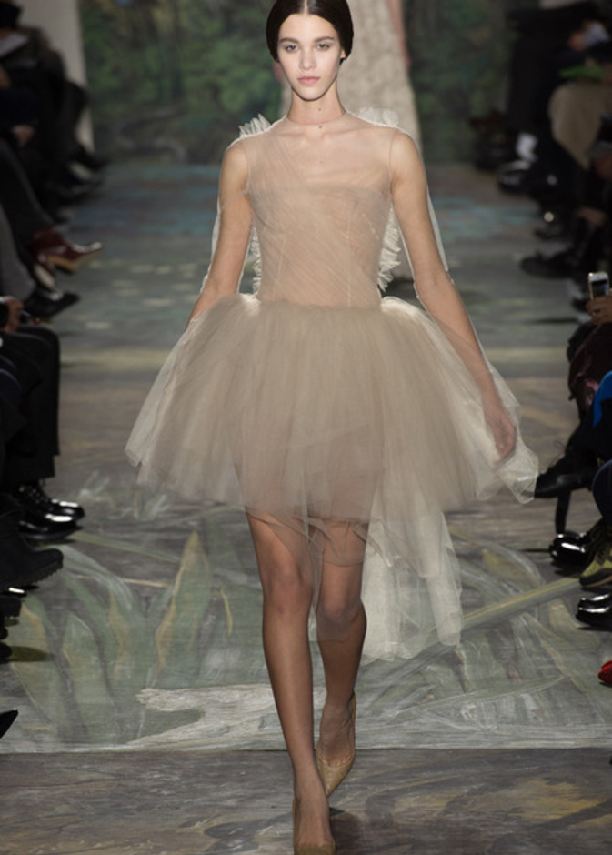  Valentino لمسات راقية وأناقة جاهزة