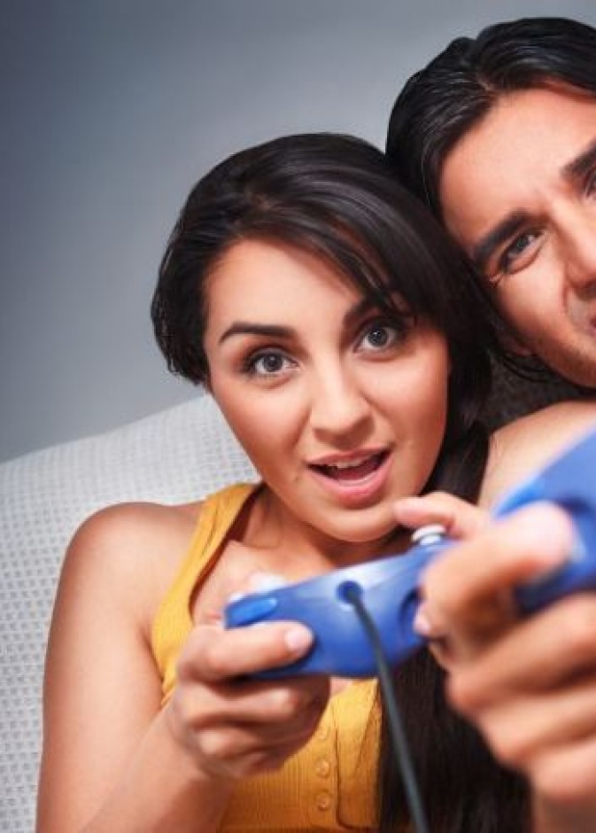 هل يدمن زوجك ألعاب الكمبيوتر والجوال؟... أعيديه إليك بهذه الطرق