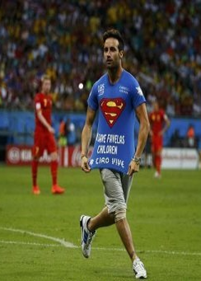 مشجع محتج يوقف مباراة أميركا وبلجيكا بكأس العالم