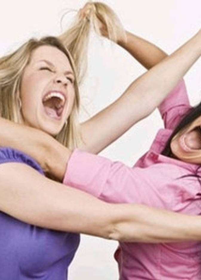 مشاجرة بين أختين إختلفتا على عريس.. فماذا حصل؟