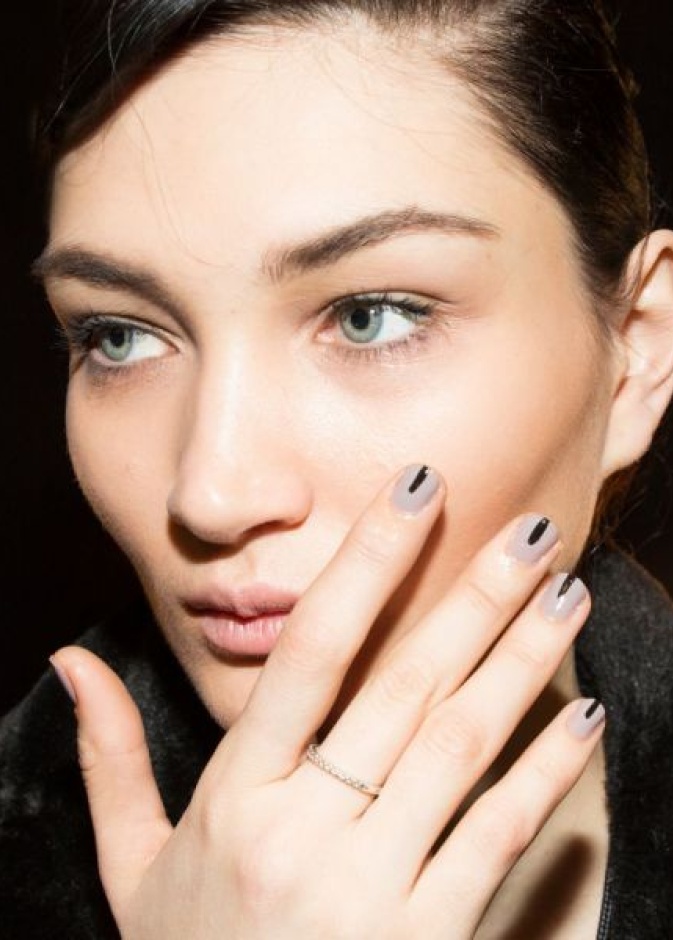 مناكير بألوان الرمادي مع الخطوط السوداء