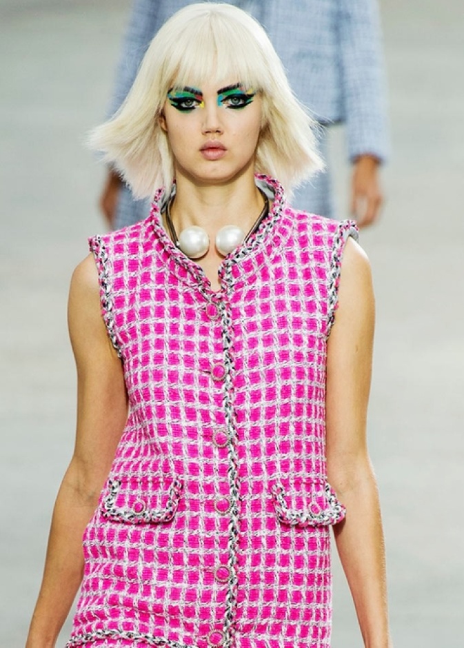 احصلي على إطلالة Chanel الجريئة بألوانها الباريسية