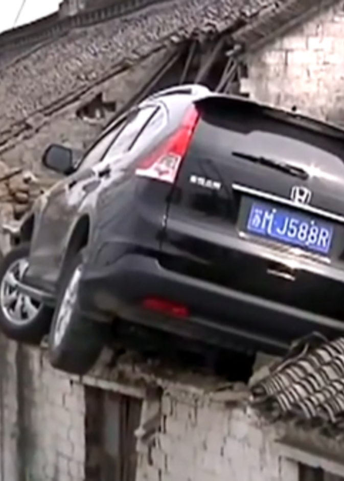 إزالة السيارة من سطح المنزل برافعة