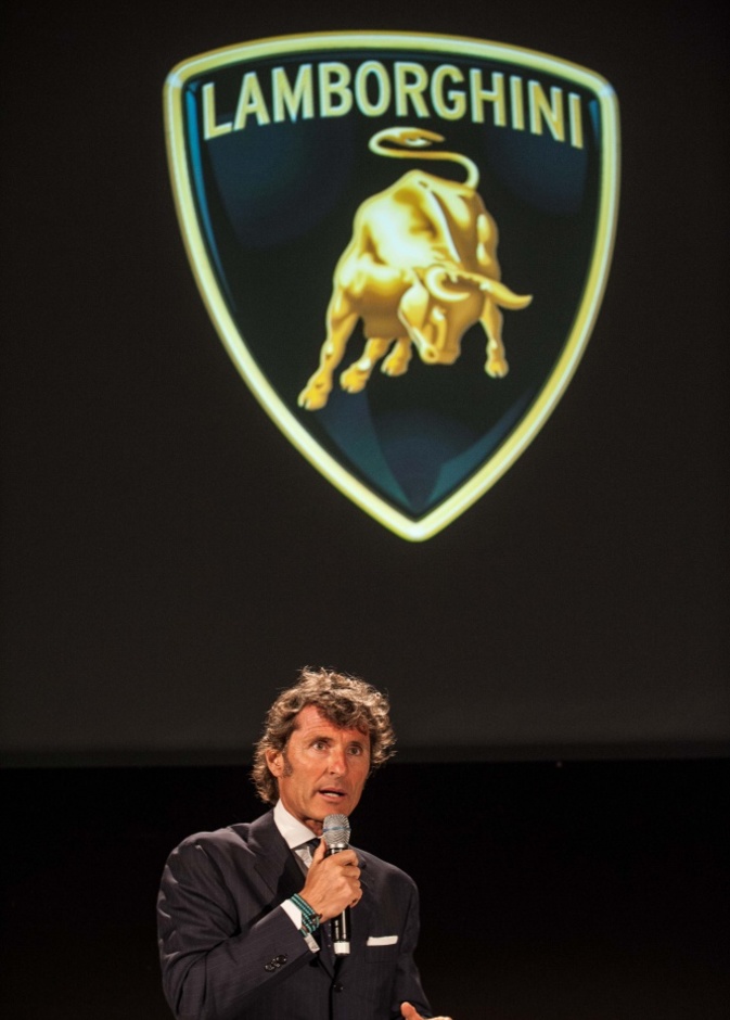 موكب سيارات "لامبورغيني" الفاخر في دبي