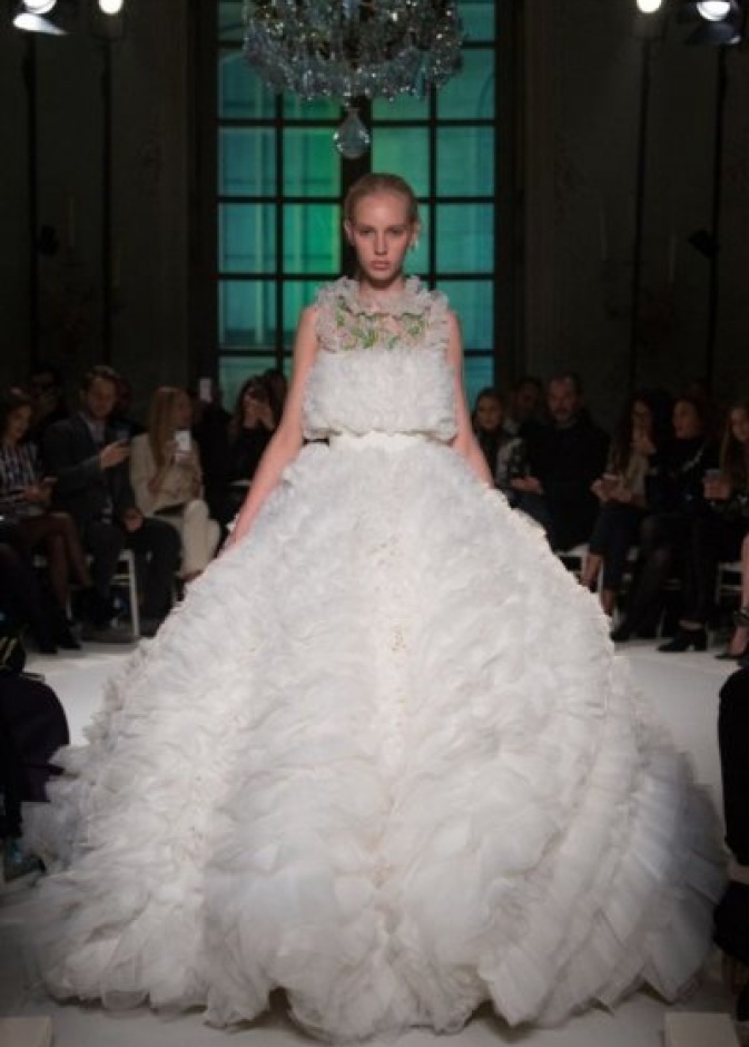 من ايلي صعب فستان زفاف بتنورة منفوشة