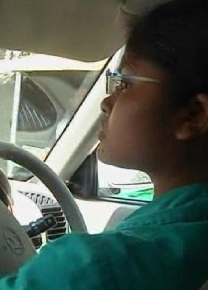 سيدة تقود سيارتها