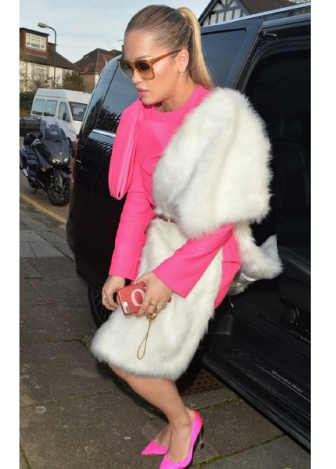 ريتا أورا متوهجة باللون الوردي والفرو كما رصدتها عدسات الكاميرا في شوراع لندن