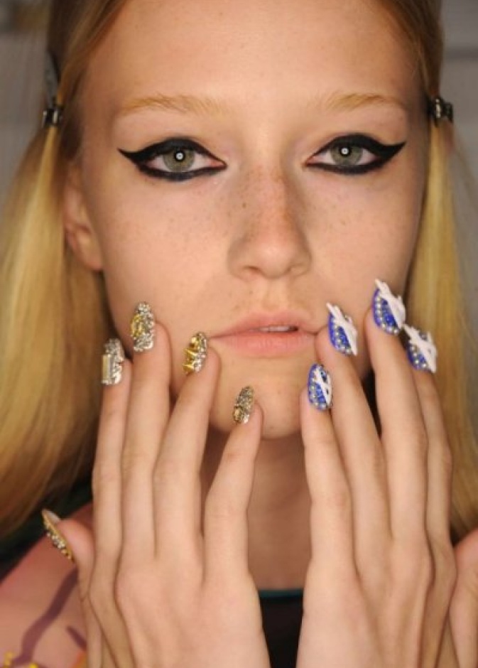 أشكال مناكير مدموجة بين الزهري والنيلي