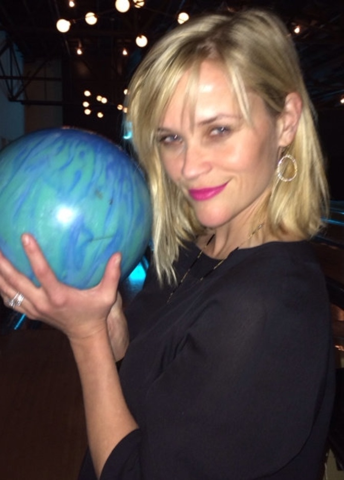 بالصور: ريز ويذرسبون تحتفل بعيد ميلادها بلعب البولينغ