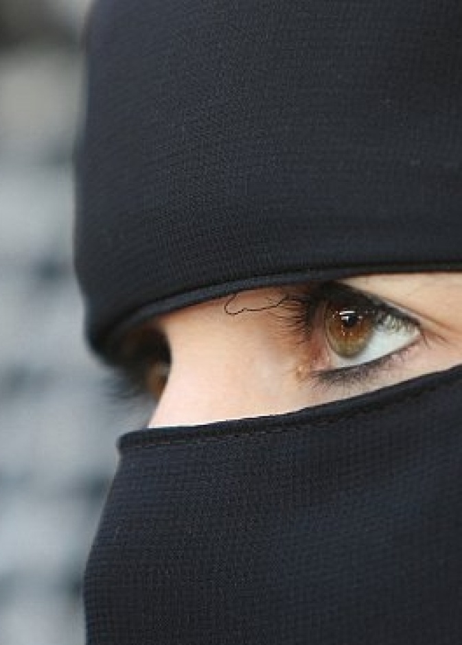 معاقبة طالبات بدهن عباءاتهن باللون الأبيض