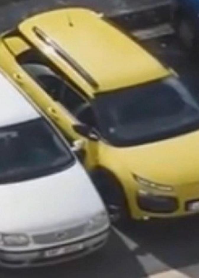 بالفيديو: فشلت بركن سيارتها فصدمت وركلت السيارات! 