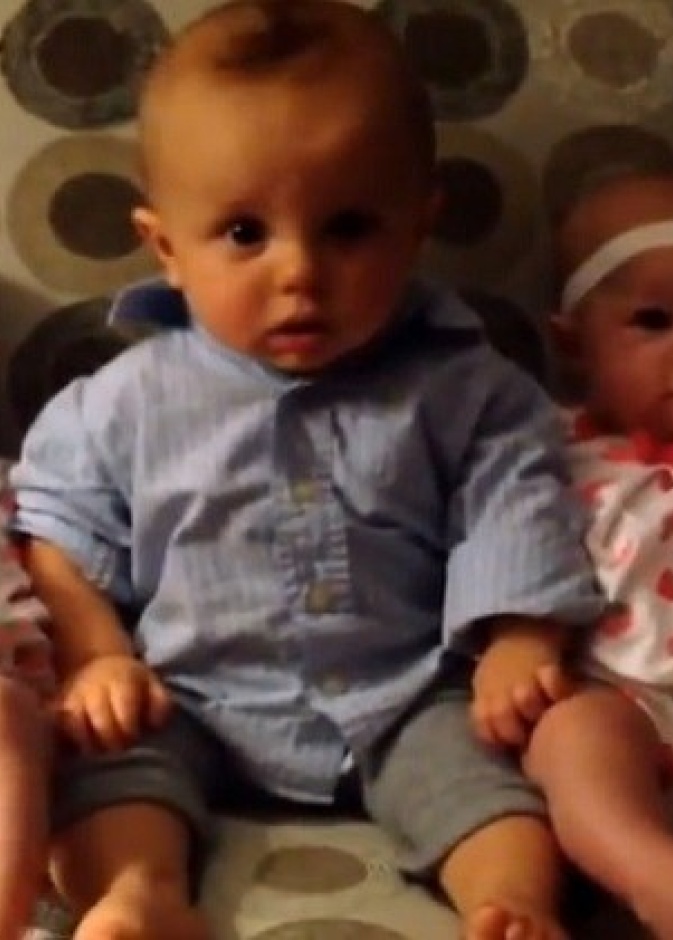 طفل يرى توأماً لأول مرة