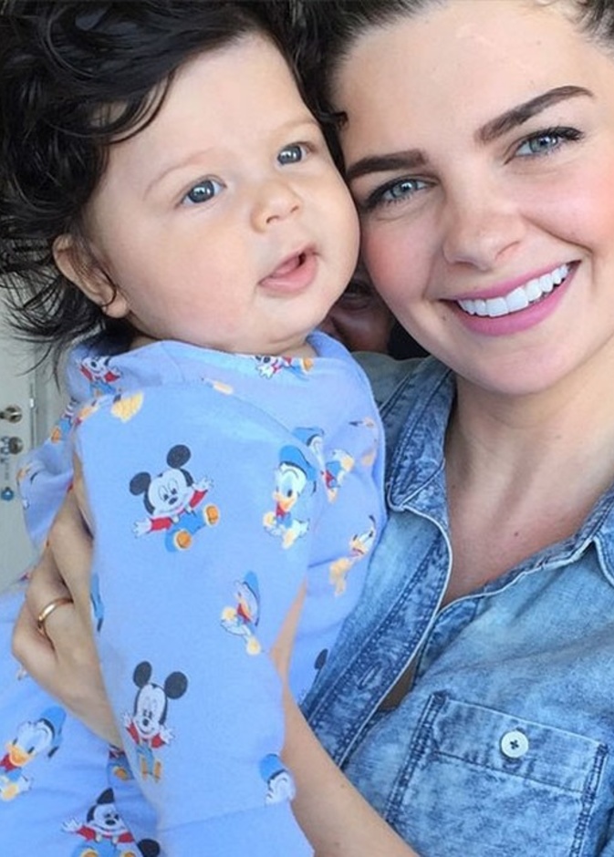 بيلين كارهان وابنها