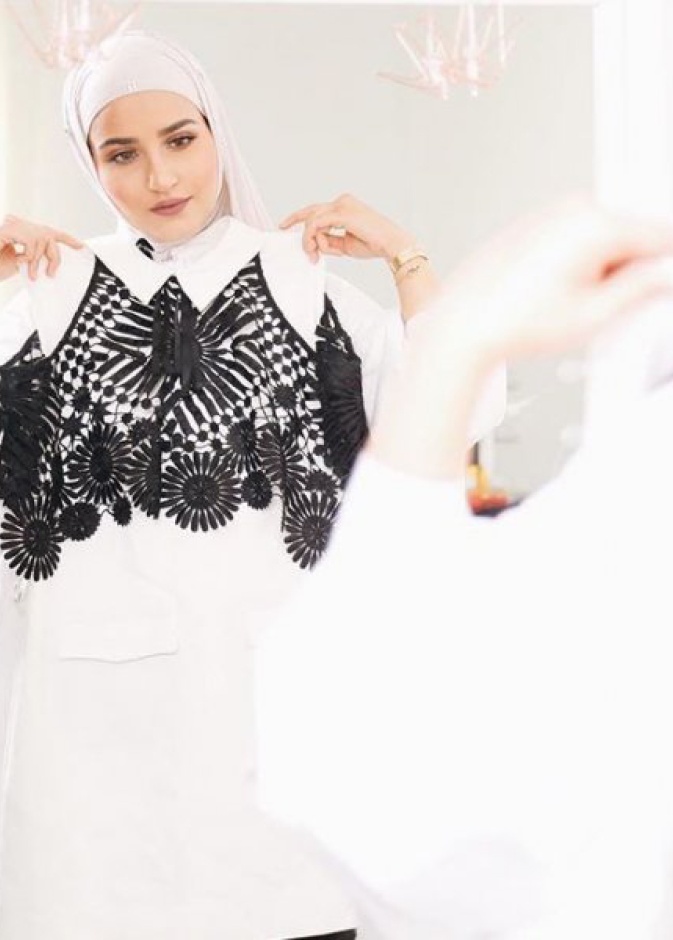 أناقة دلال الدوب باللون الأسود لإطلالة يومية