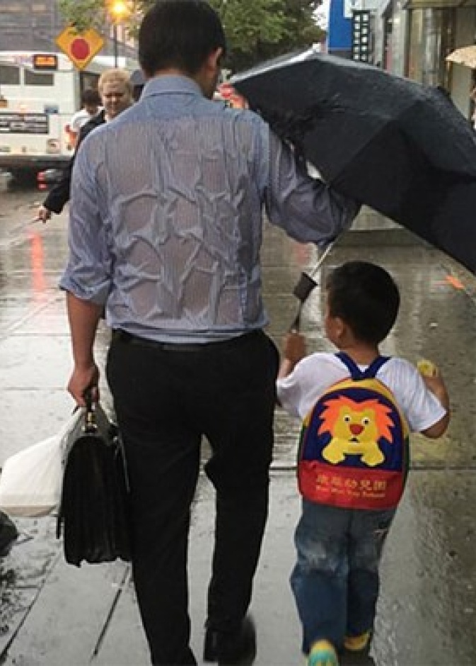 شاهد.. صورة الأب التي اجتاحت مواقع التواصل