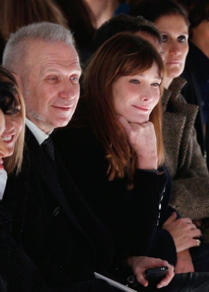 يبدو أن كارلا بروني تحن إلى عملها كعارضة أزياء وذلك خلال حضورها اليوم عرض أزياء Schiaparelli Haute Couture في باريس