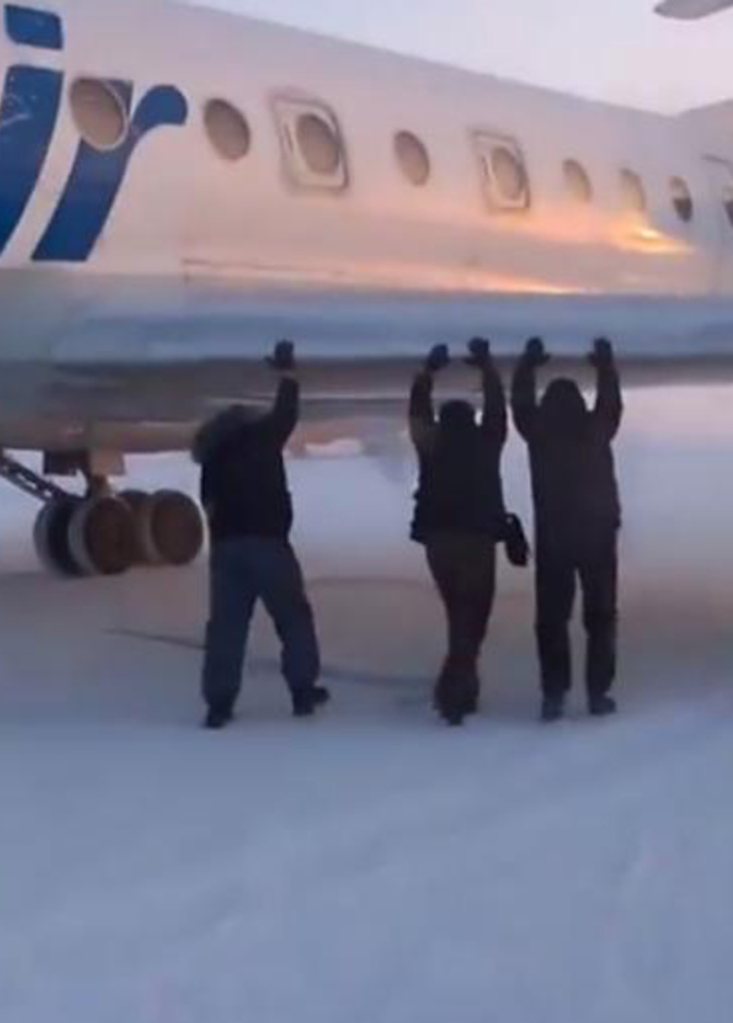 ركاب يدفعون طائرتهم بأيديهم على المدرج