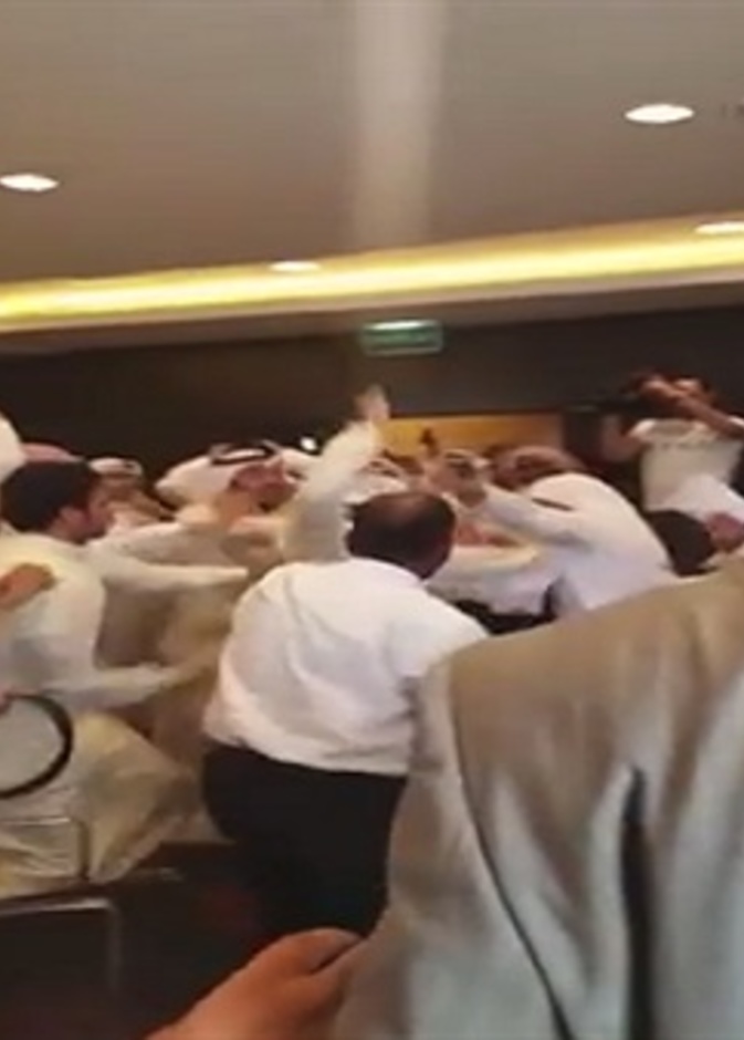 بالفيديو: إجتماع في الكويت يتحول لضرب بالعقال والكراسي
