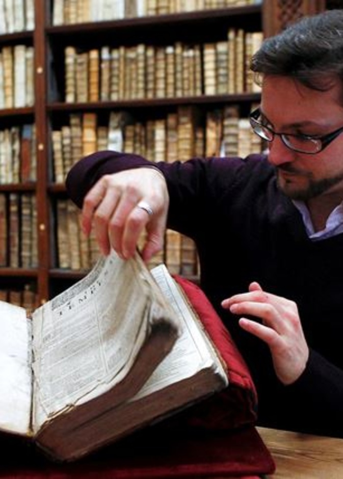 العثور على نسخة نادرة من كتاب First Folio لشكسبير