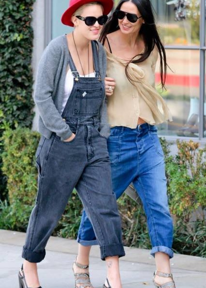 الجمال المتوارث .. ديمي مور مع ابنتها تالولاه ويليس في نزهة تسوق في بيفرلي هيلز