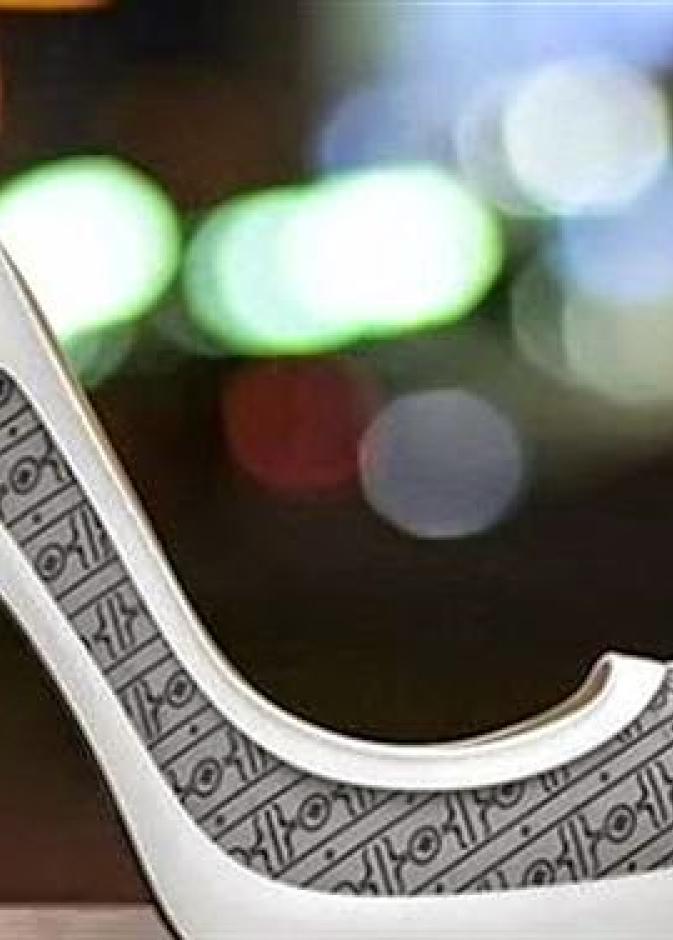 بالفيديو: تقنية لتغيير لون الحذاء بالبلوتوث