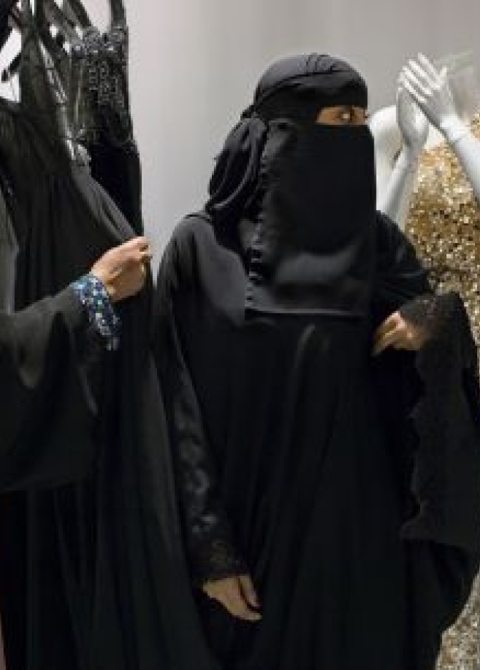 مجلة "بست" الأميركية: "صور مذهلة للنساء السعوديات من داخل مواقع عملهن"