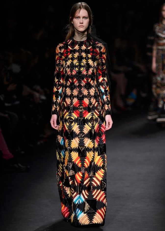 امرأة Valentino تغمرها الفساتين المطرّزة والمزخرفة