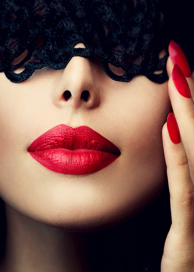 الأحمر الخريفي يغمر شفتيك