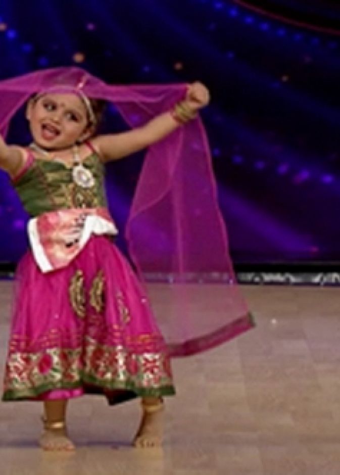 طفلة هندية.. رقص وإغراء وتصفيق حار فيIndia superstar  