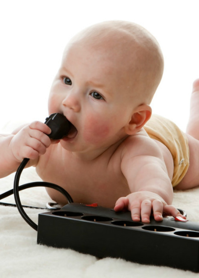 8 أفكار إحترازية لسلامة طفلك الصغير في البيت