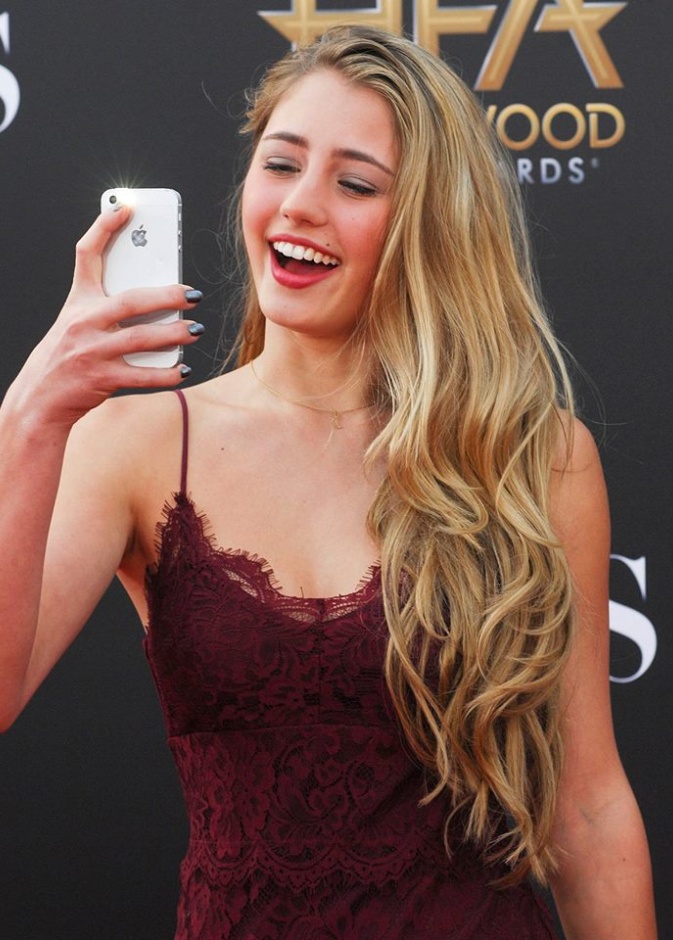 هل تحاول ليا ماري التقاط صوري سيلفي لها أم لمعجبيها؟