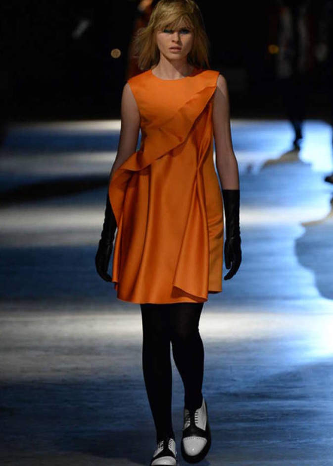 أزياء Giles... تفاصيل صغيرة تصنع الدهشة