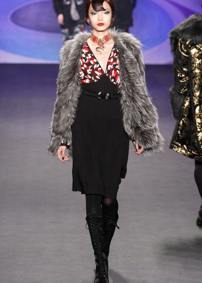 Anna Sui تجمع بين الأناقة والجرأة