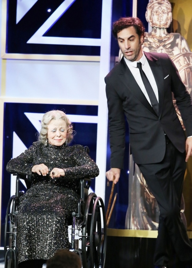 ساشا كوهين يخدع جمهور BAFTA Britannia بمزحة قاتلة